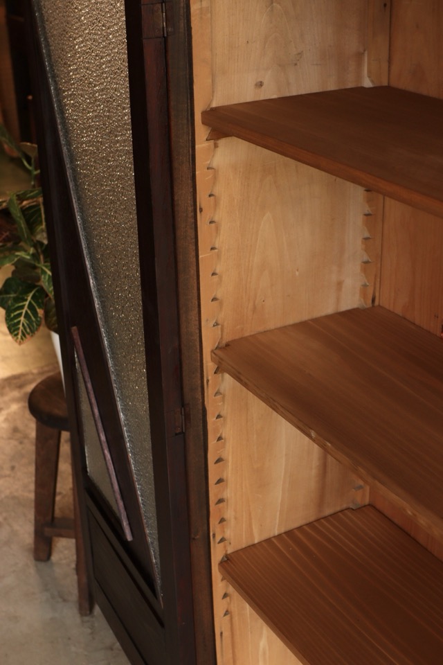 ダイヤガラスの戸棚