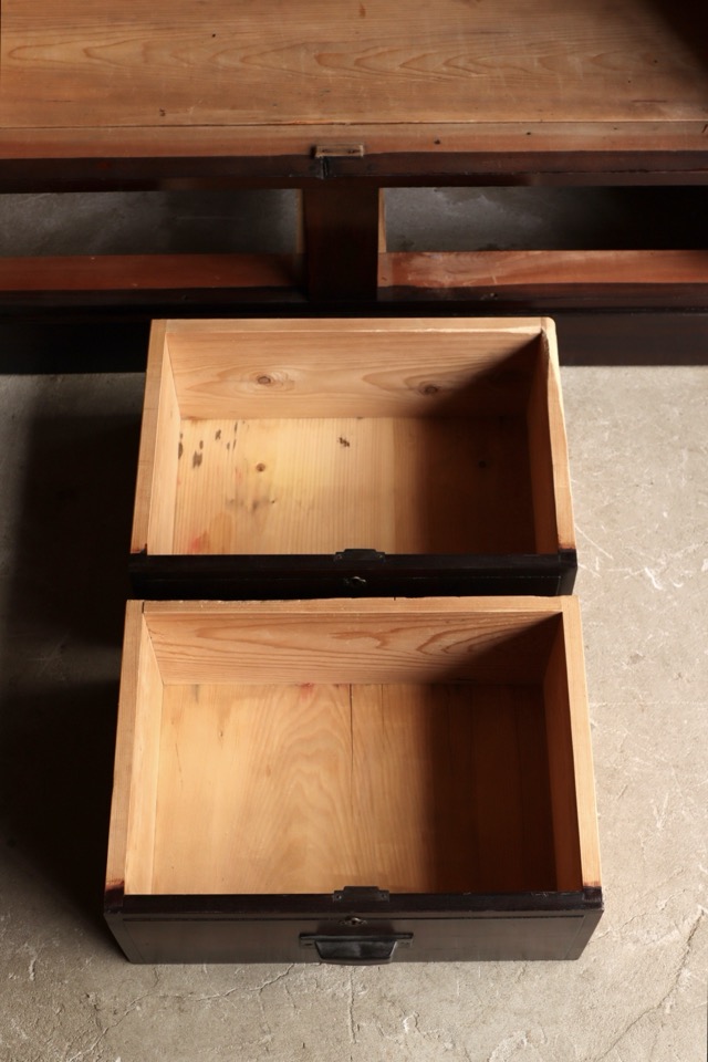 ダイヤガラスの戸棚