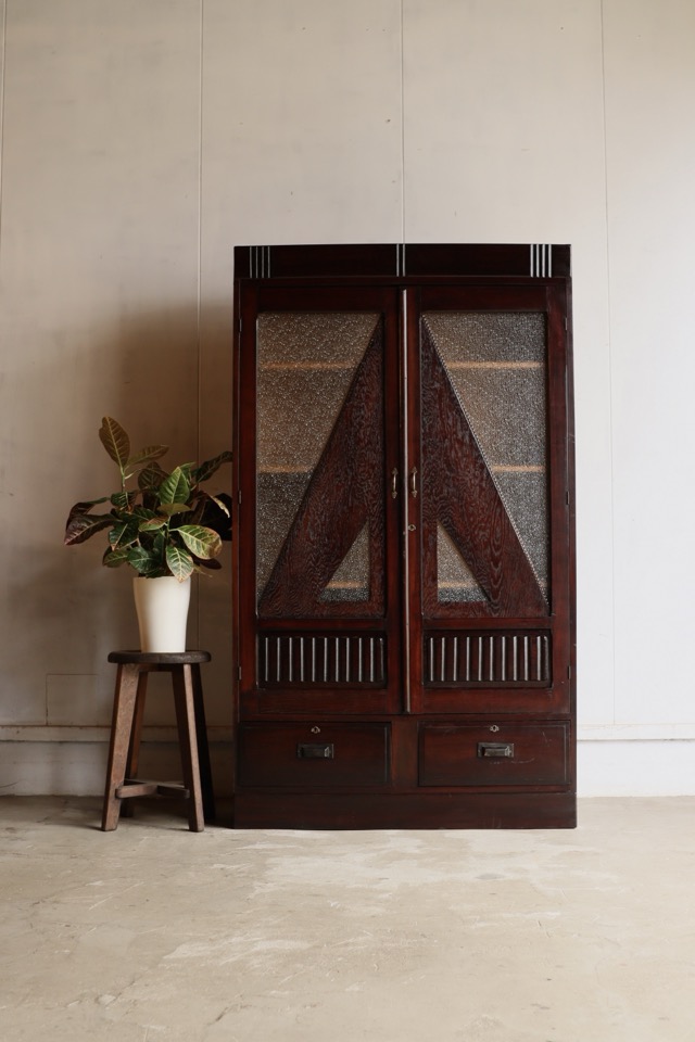 ダイヤガラスの戸棚