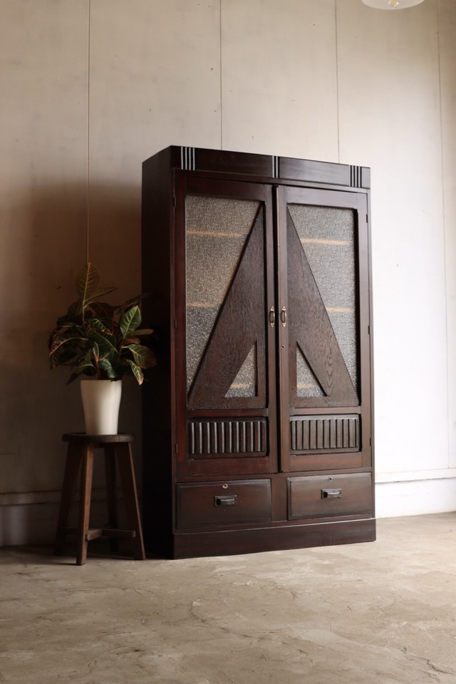 ダイヤガラスの戸棚