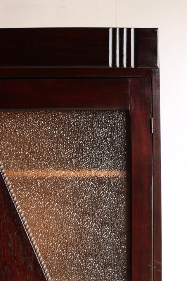 ダイヤガラスの戸棚