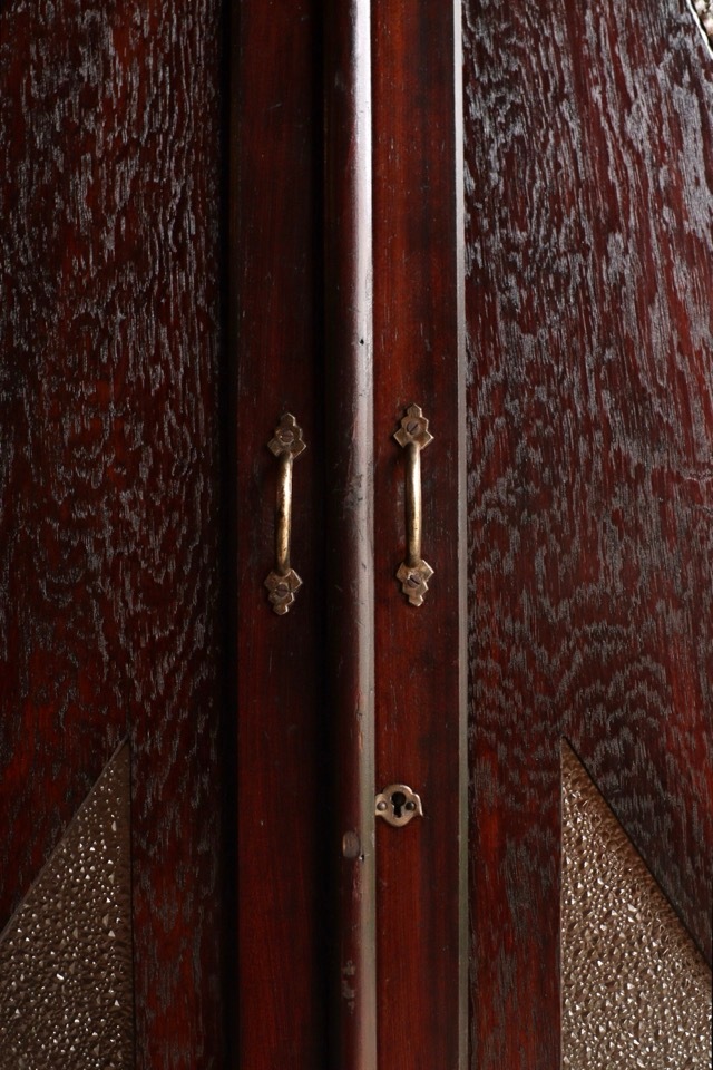 ダイヤガラスの戸棚