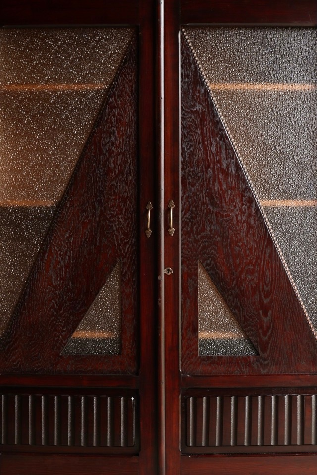 ダイヤガラスの戸棚