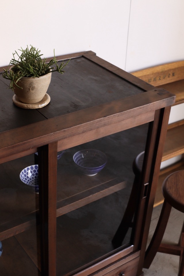ガラス引戸棚 | 全ての商品 - 古家具古道具 そうすけ