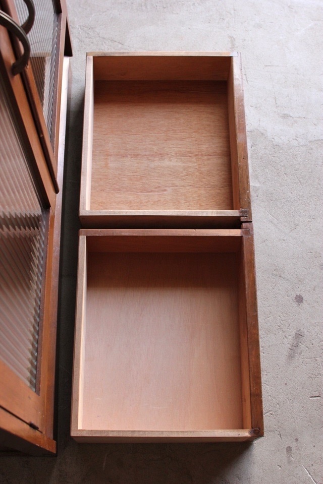 モールガラスの戸棚