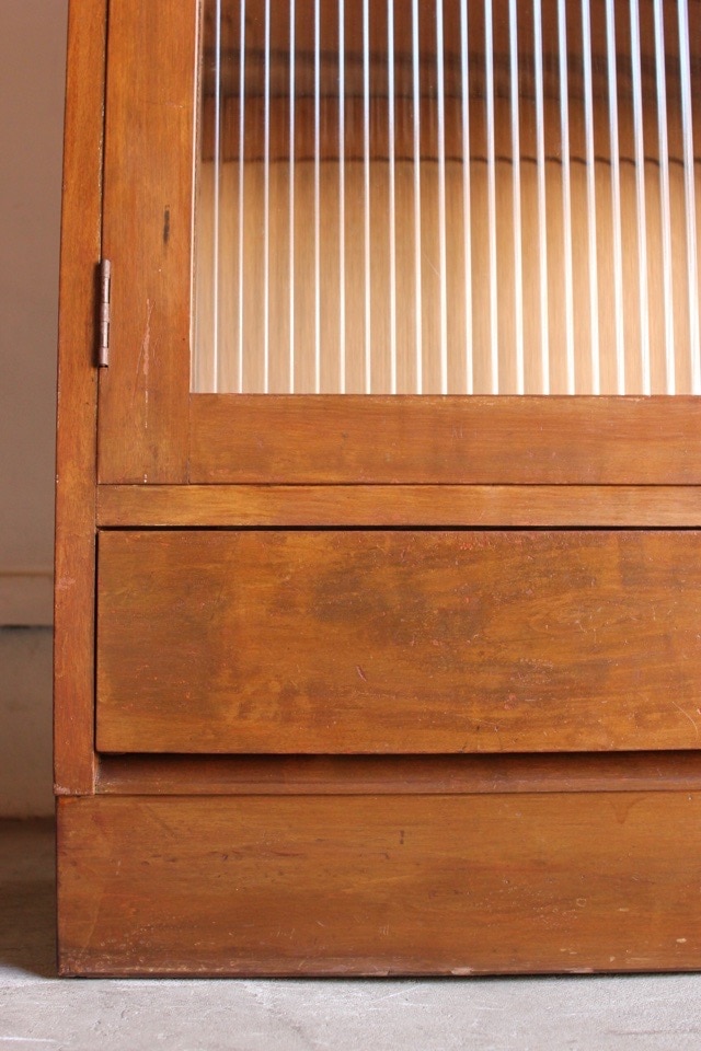 モールガラスの戸棚