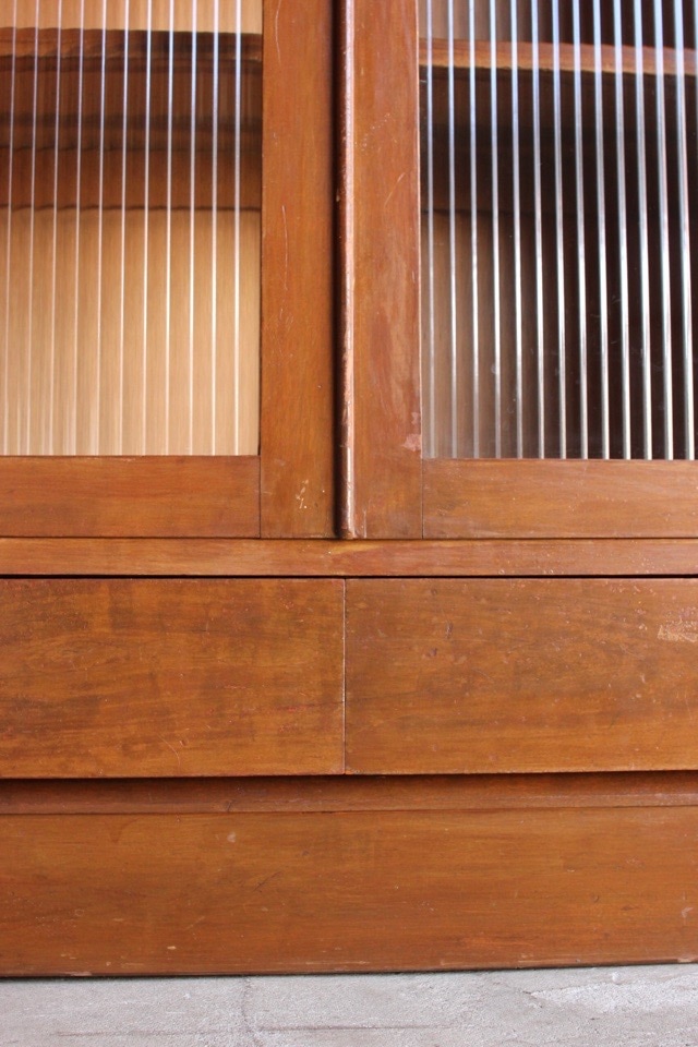 モールガラスの戸棚