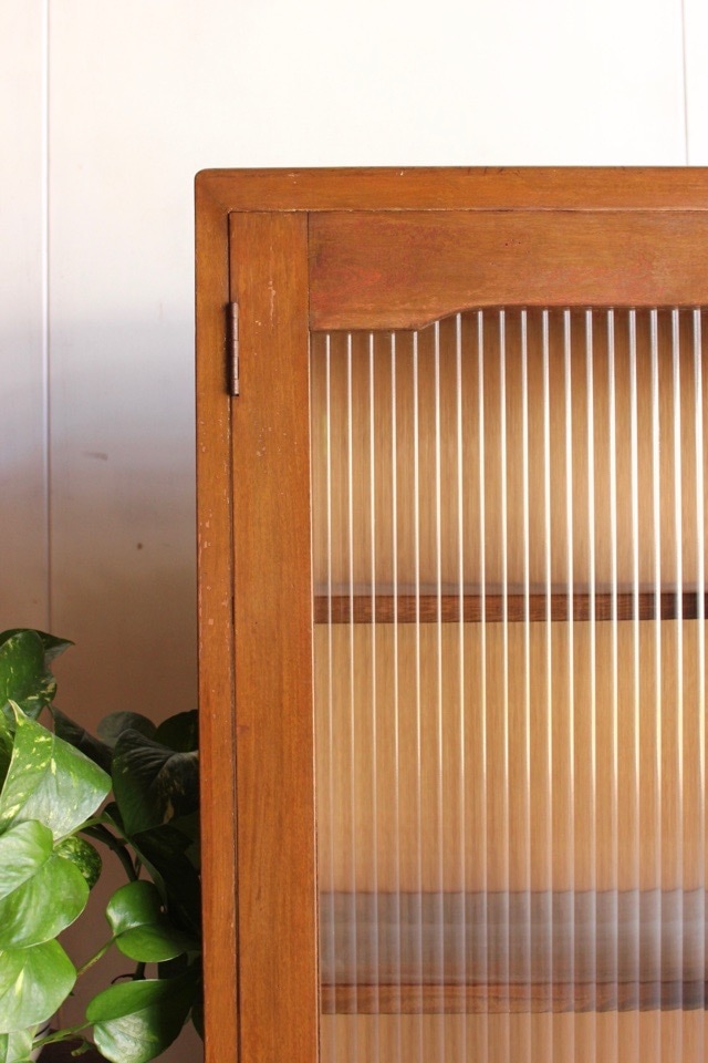 モールガラスの戸棚