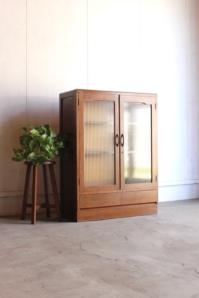 モールガラスの戸棚