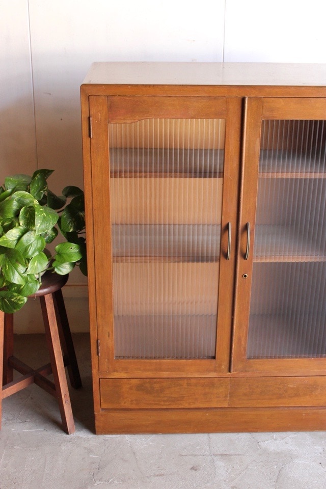 モールガラスの戸棚