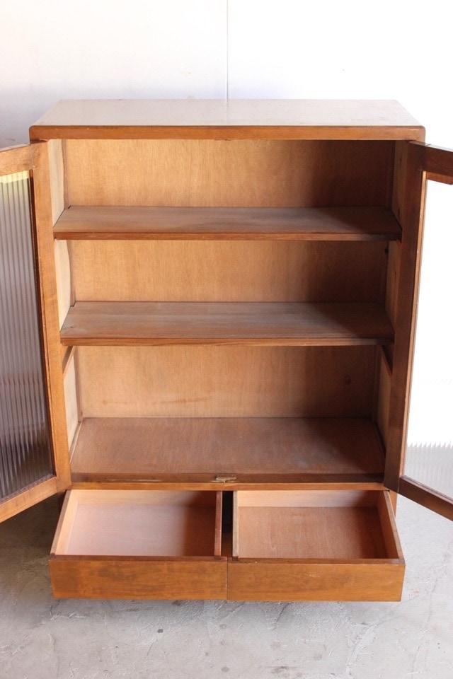 モールガラスの戸棚