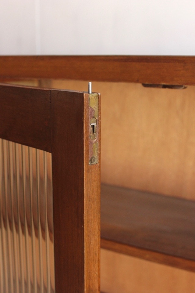 モールガラスの戸棚