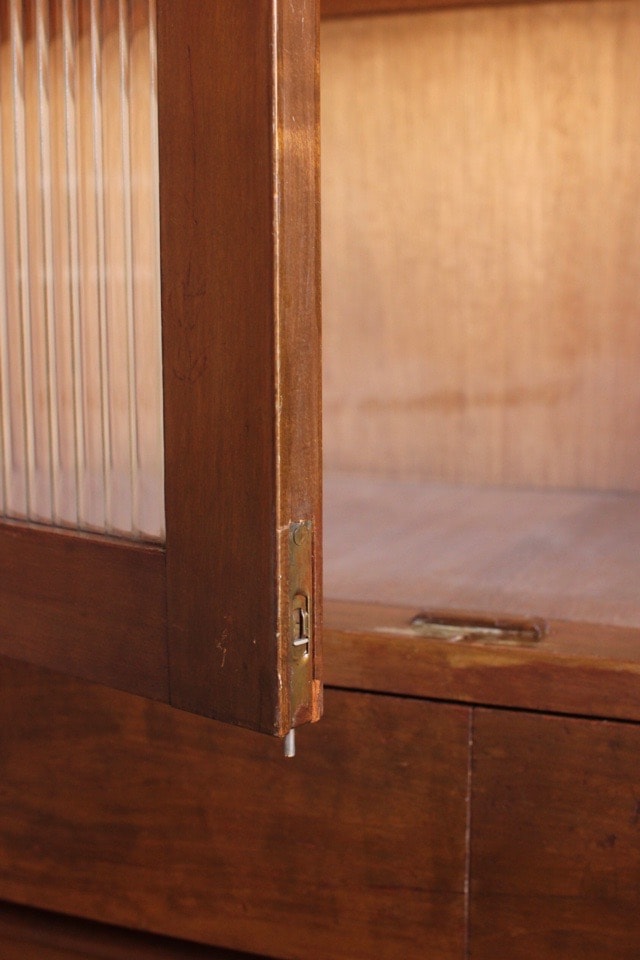 モールガラスの戸棚