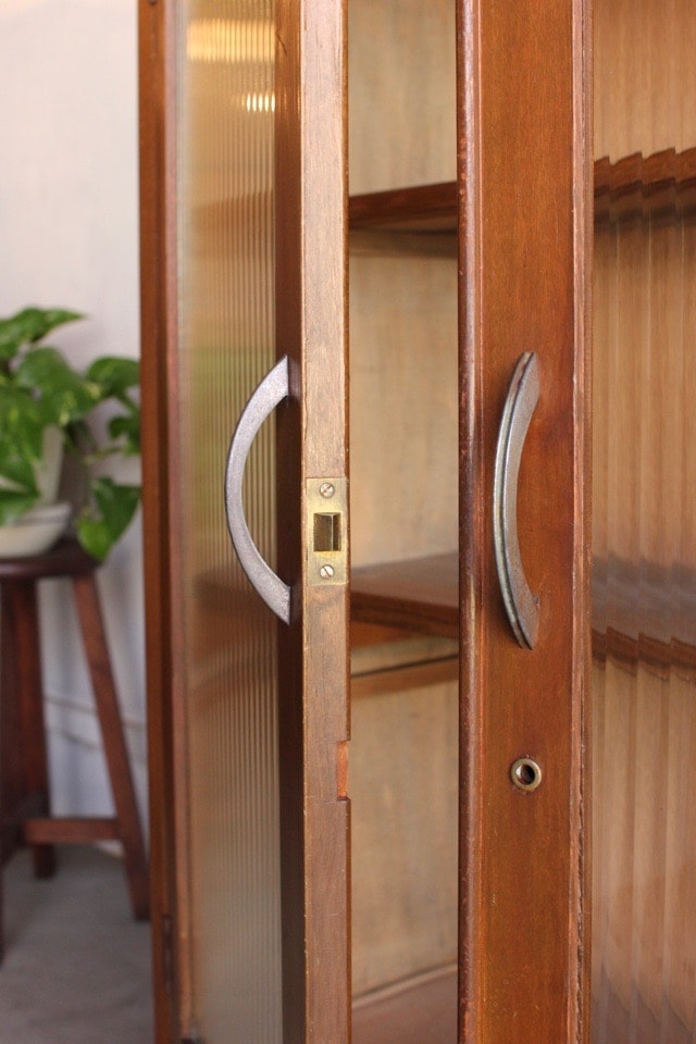 モールガラスの戸棚