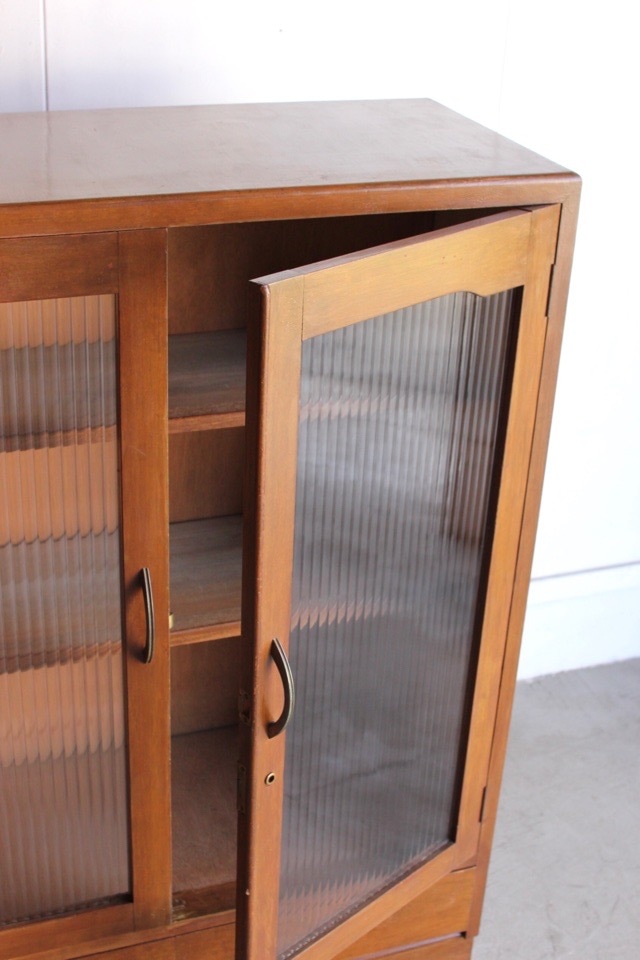 モールガラスの戸棚