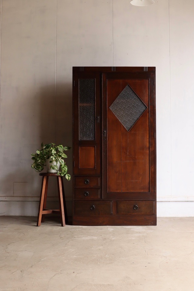 ダイヤガラスの戸棚