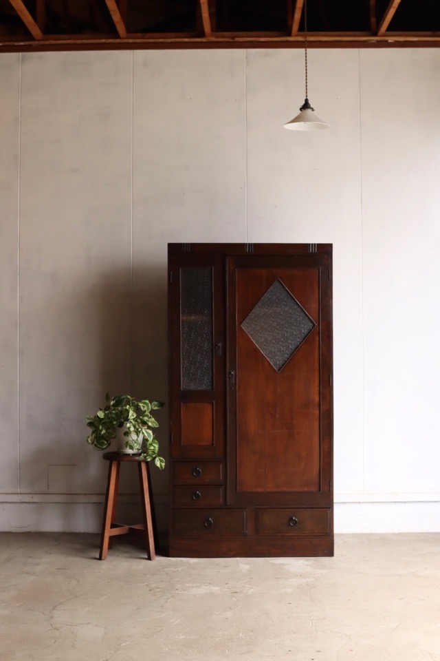 ダイヤガラスの戸棚