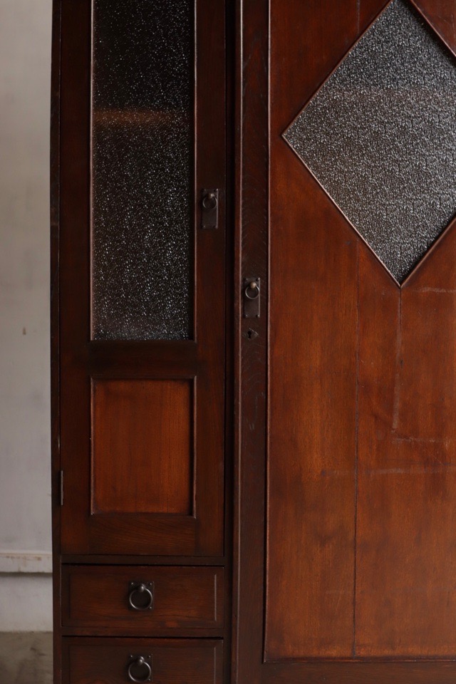 ダイヤガラスの戸棚