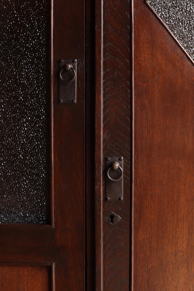 ダイヤガラスの戸棚