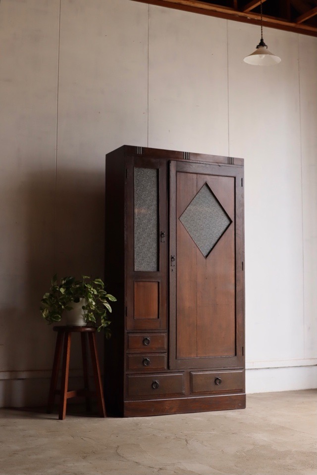 ダイヤガラスの戸棚