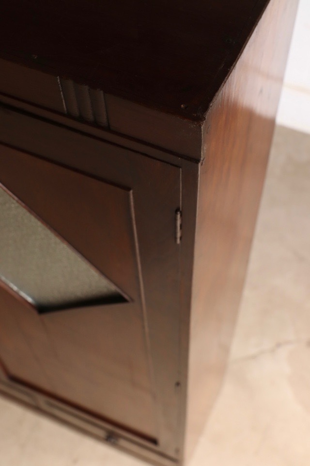 ダイヤガラスの戸棚