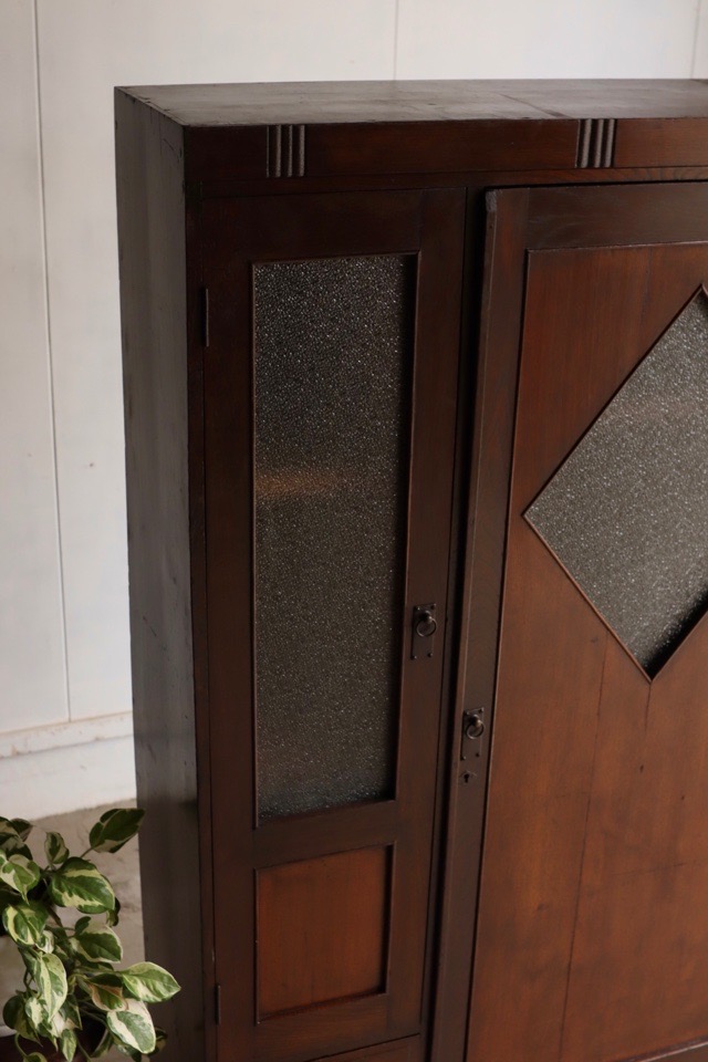 ダイヤガラスの戸棚