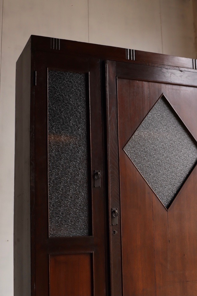 ダイヤガラスの戸棚