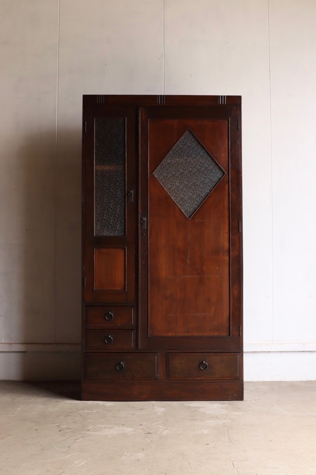 ダイヤガラスの戸棚