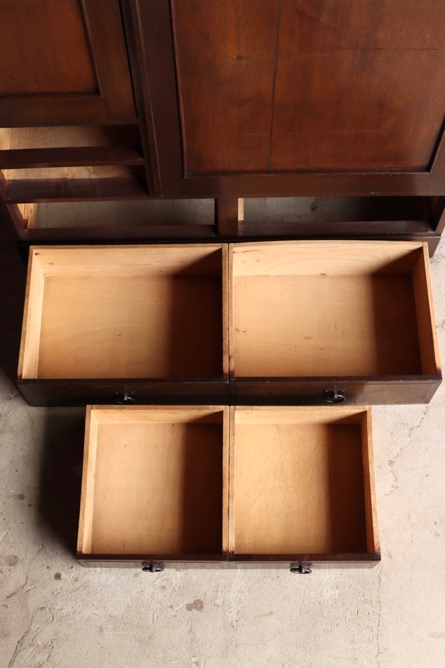 ダイヤガラスの戸棚