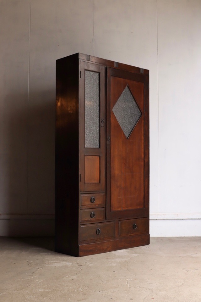 ダイヤガラスの戸棚