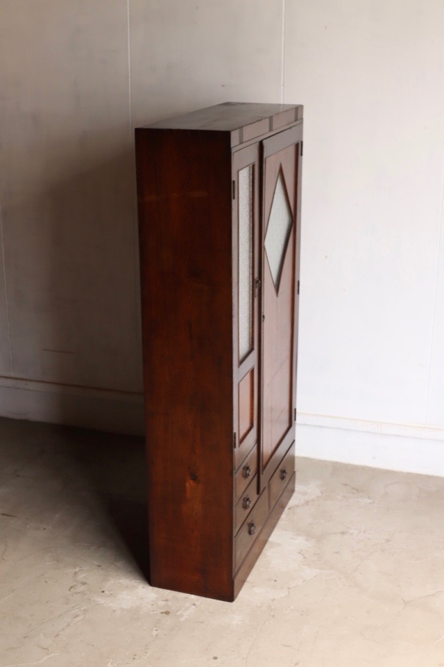 ダイヤガラスの戸棚