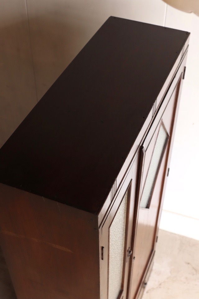 ダイヤガラスの戸棚