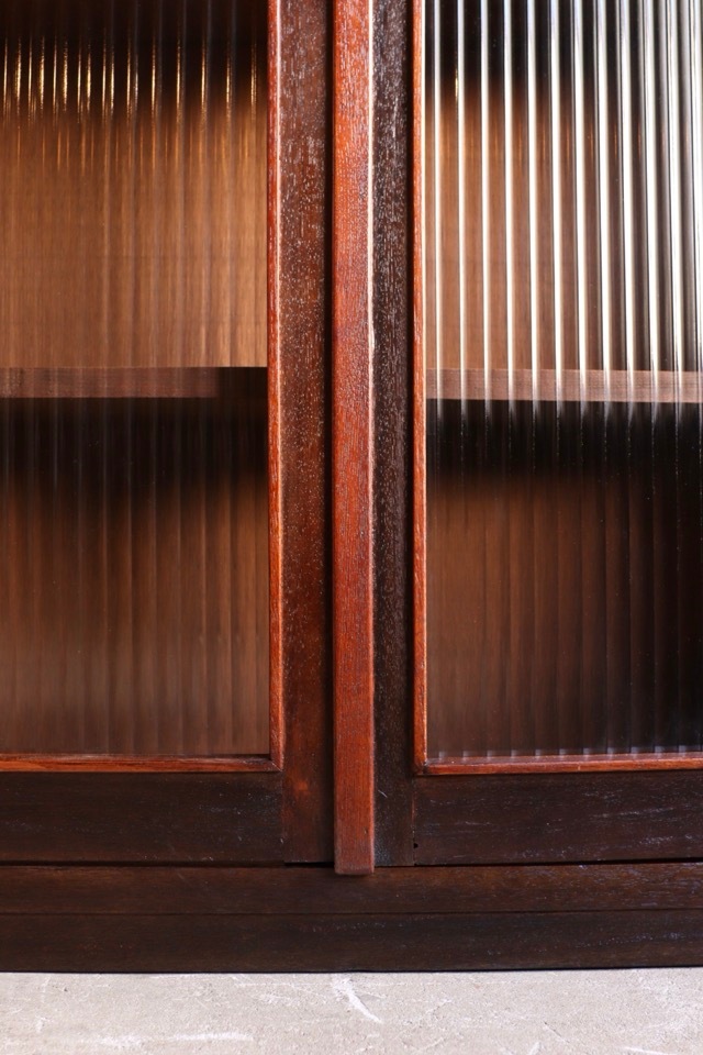 モールガラスの戸棚