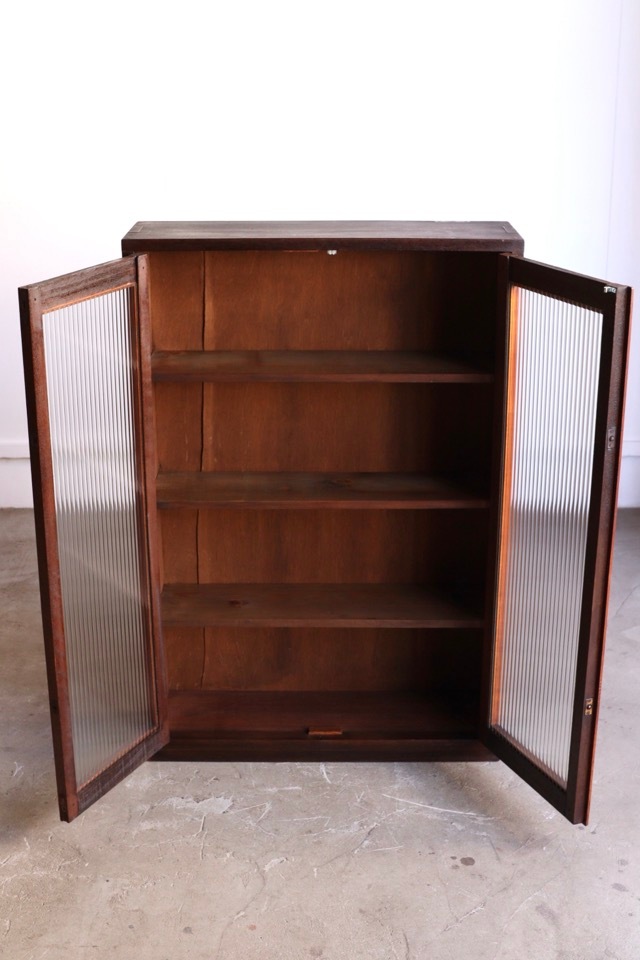 モールガラスの戸棚