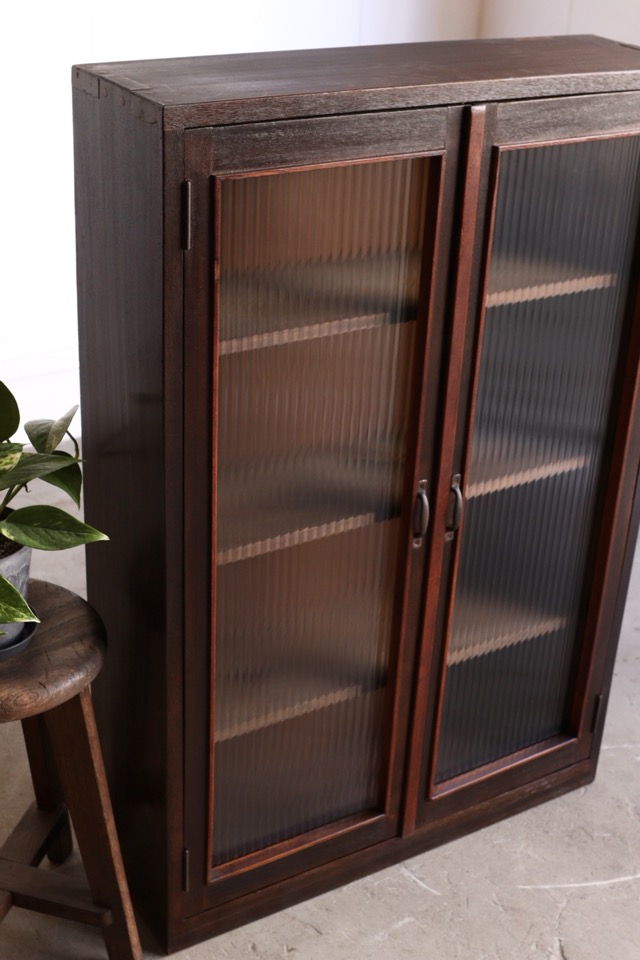 モールガラスの戸棚