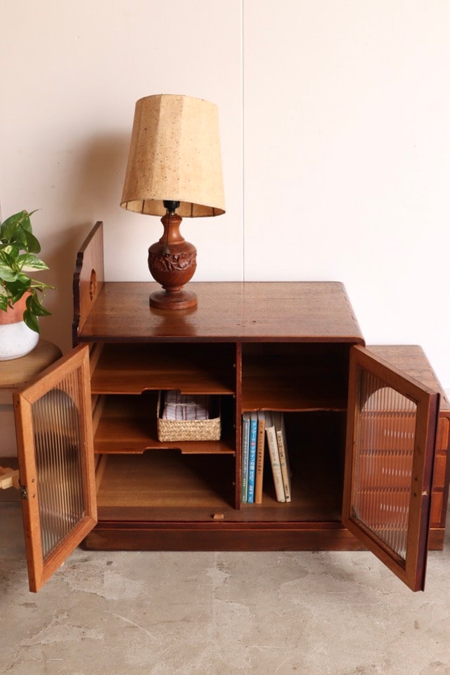 モールガラスの戸棚