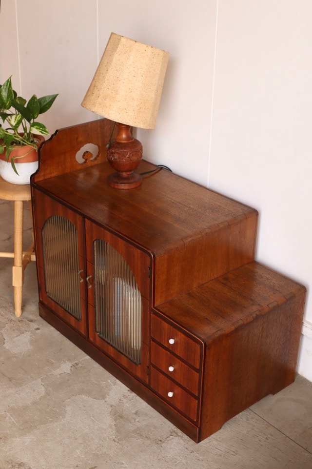 モールガラスの戸棚