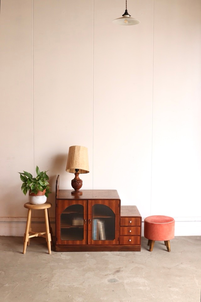 モールガラスの戸棚