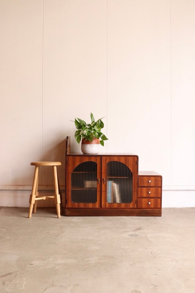 モールガラスの戸棚