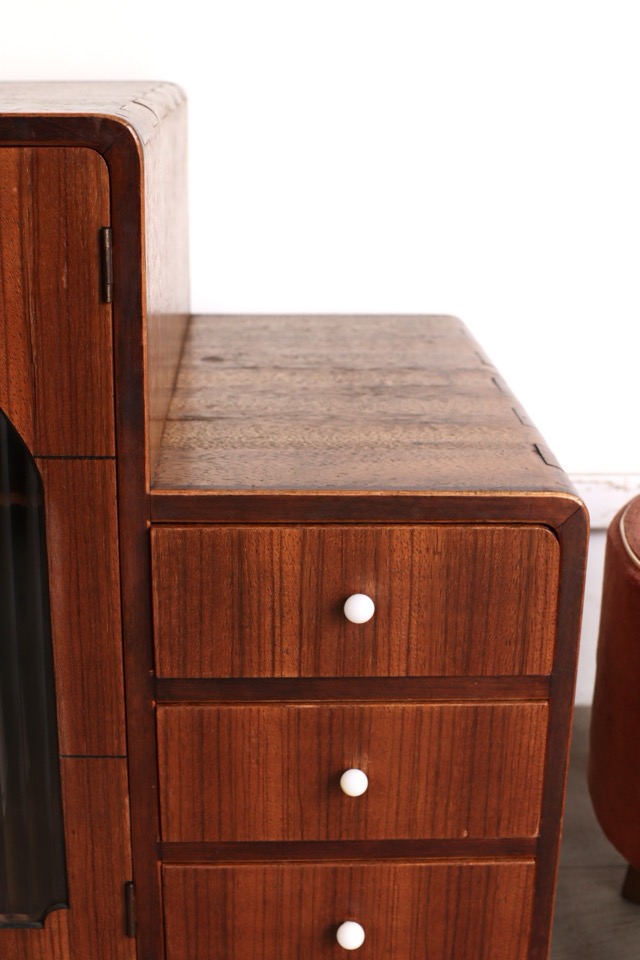 モールガラスの戸棚