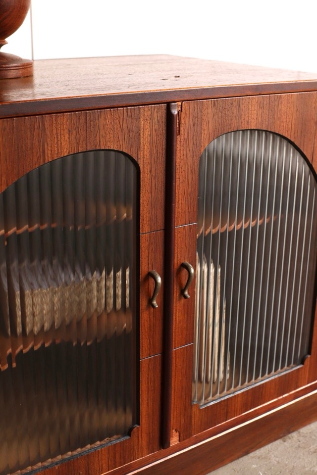 値下げ 古いモールガラスの戸棚 アンティーク 古いモールガラス戸の木製収納棚 | denbee 古道具