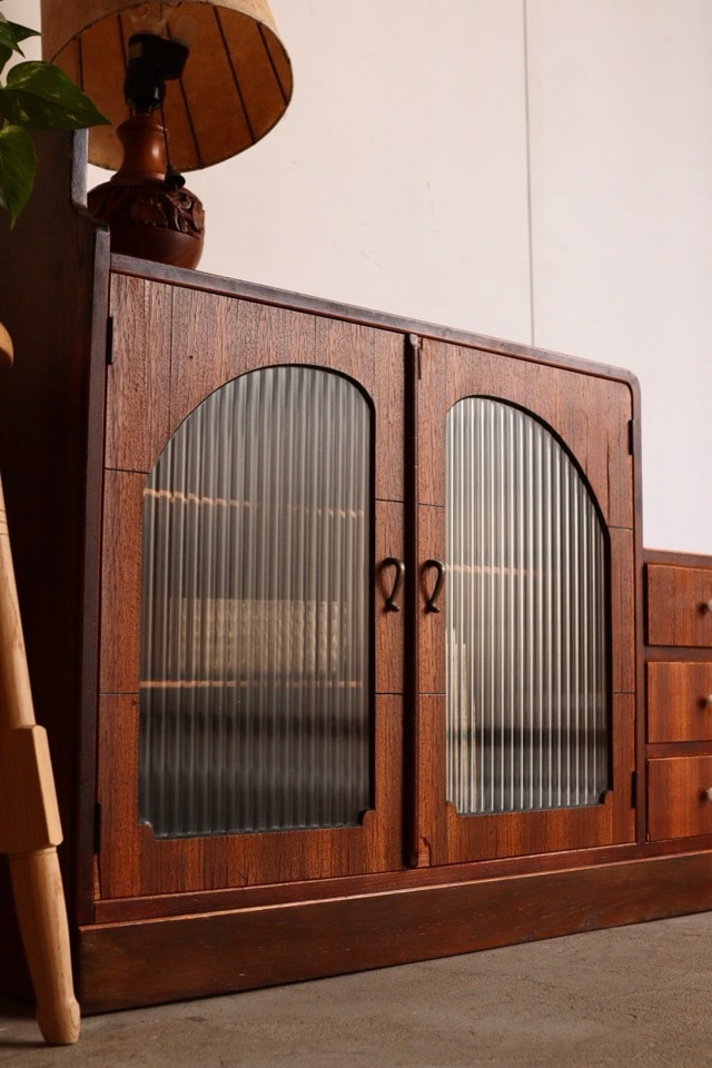 モールガラスの戸棚