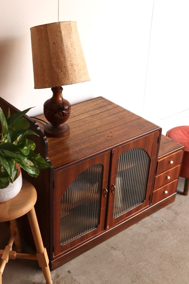 モールガラスの戸棚