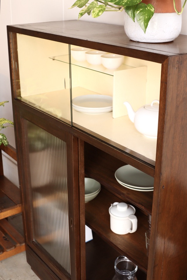 モールガラスの引戸棚