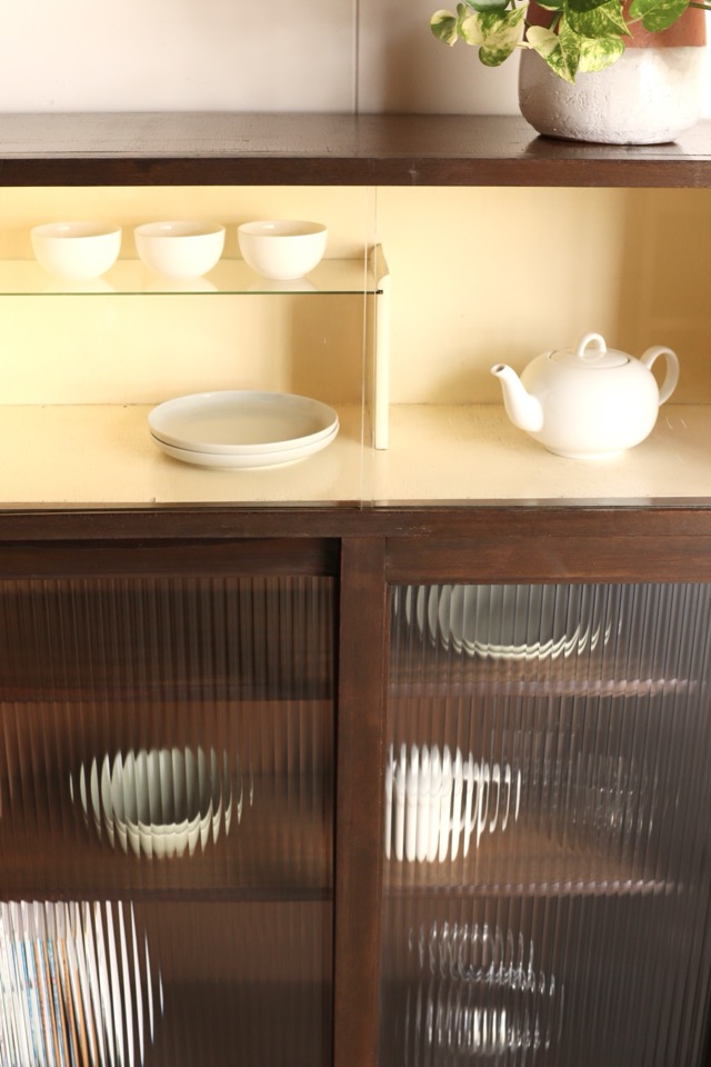 モールガラスの引戸棚