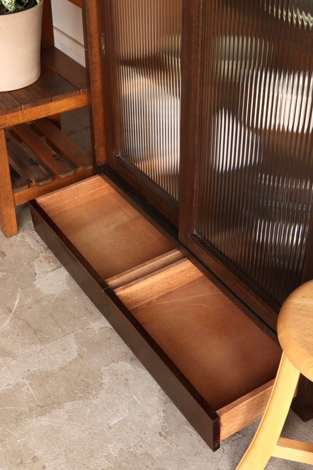 モールガラスの引戸棚