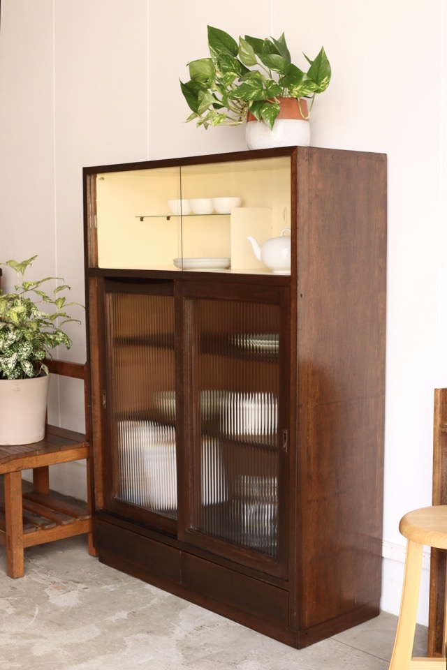 モールガラスの引戸棚