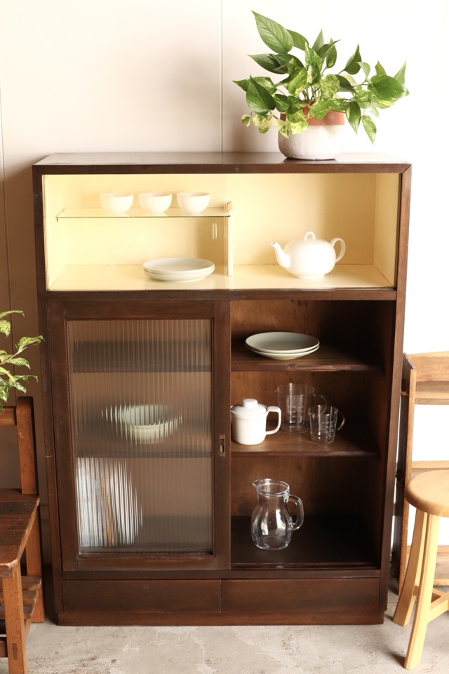 モールガラスの引戸棚