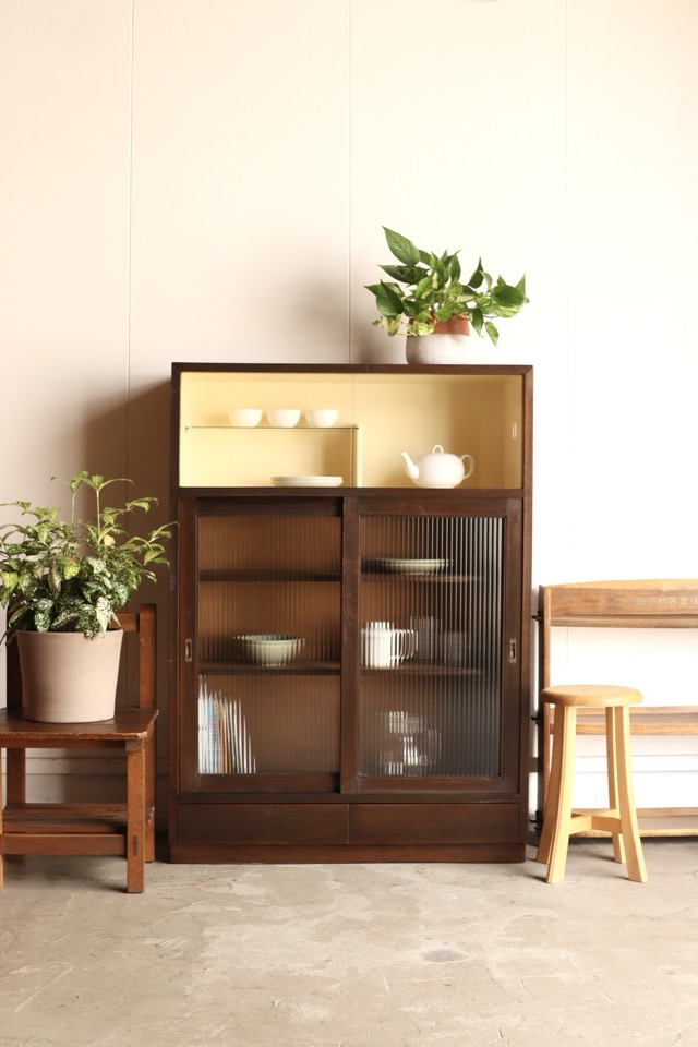 モールガラスの引戸棚