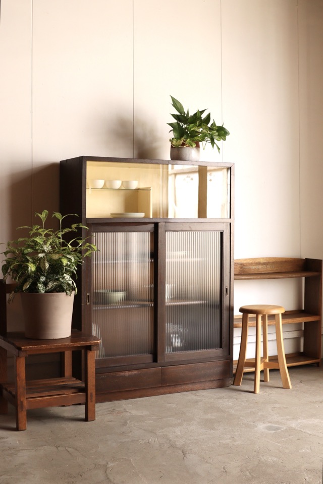 モールガラスの引戸棚